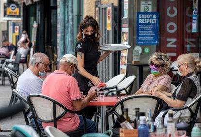Un grupo de turistas en una terraza de Benidorm, en junio pasado.