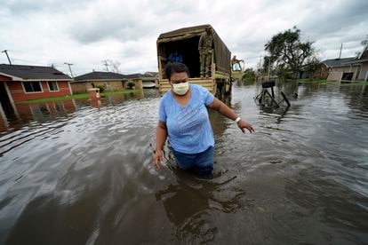 Una mujer camina este lunes por una zona inundada por las lluvias de Ida en LaPlace, Luisiana.
