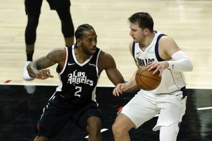 El esloveno Luka Doncic (derecha) disputa una acción, defendido por el jugador de LA Clippers Kawhi Leonard, en el séptimo partido de los playoffs entre Dallas Mavericks y Los Angeles Clippers el pasado 6 de junio en el Staples Center, en Los Angeles.