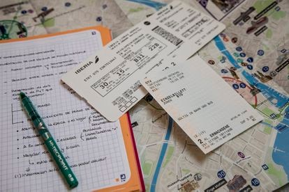 Anotaciones y billetes de los viajes de la escritora para documentarse sobre su segunda novela, 'Una promesa de juventud'. 