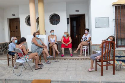 Conversación de vecinos en Algar, un pueblo de la sierra de Cádiz, que pide declarar la 'charla al fresco' Patrimonio Inmaterial de la Humanidad.
