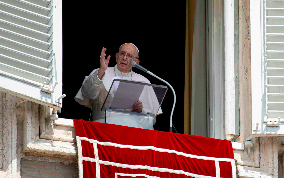 Mujeres afganas protagonizan portada del periódico oficial del Vaticano | Video