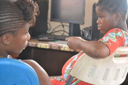 Saina Fofanah, en el refugio que la ONG Don Bosco Fambul tiene en Freetown para niñas que han sido víctimas de violaciones o abusos sexuales, como es su caso.