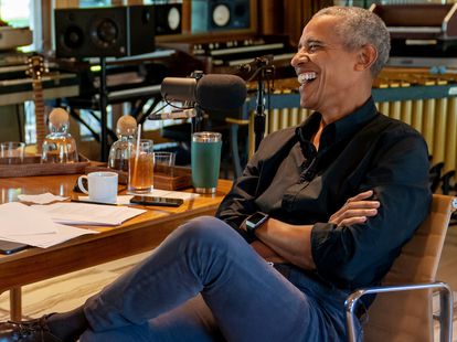 Barack Obama durante la grabación con Bruce Springsteen para un podcast de Spotify, en Nueva Jersey, en casa del músico.