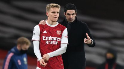 Odegaard y el entrenador del Arsenal, Mikel Arteta, la temporada pasada.