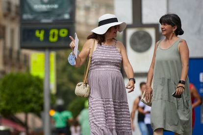 Un termómetro indica 40ºC, este miércoles en una calle del centro de Granada.