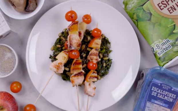 Brochetas de salmón en cama de espinacas