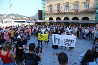 Varios cientos de personas se concentraron en Irún para mostrar su pesar por la muerte del migrante fallecido en el Bidasoa.