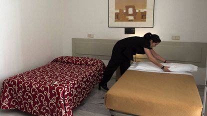 Una camarera de piso o 'kelly', trabajando en un establecimiento de Sevilla.