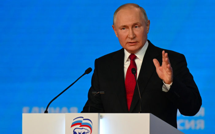 Rusia comienza la evacuación de Afganistán; realiza maniobras militares en Tayikistán