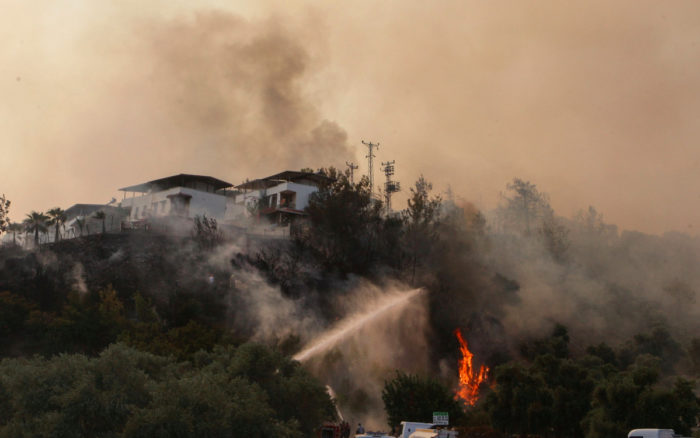 Se estrella avión ruso con 8 personas a bordo mientras combatía incendios en Turquía