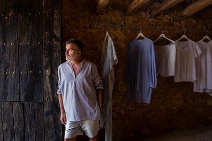 El diseñador, Sebatián Pons, en su residencia de S'Alquería Blanca. Mallorca, 19/08/2021
