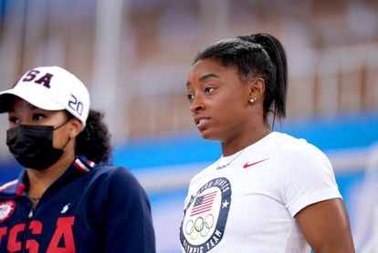 Simone Biles observa la final de barras asimétricas, este domingo en Tokio.