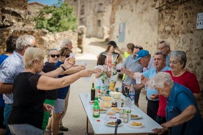 Varios vecinos de Sarnago (Soria, 7 habitantes) almuerzan en las calles del pueblo