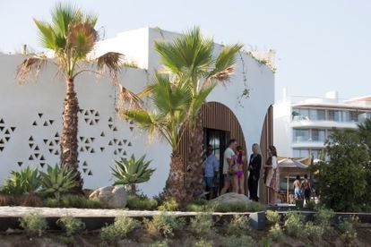 Entrada al chiringuito Nido, frente a la playa nudista de Estepona.