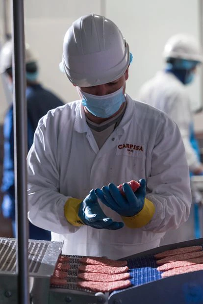 Empleados en el control de calidad de las hamburguesas de Carpisa.