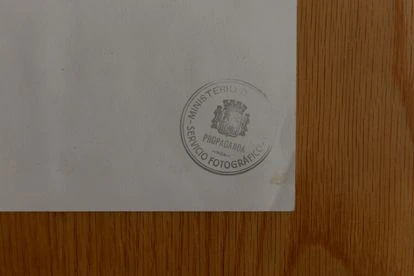Un sello oficial en la parte posterior de una de las fotografías.