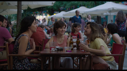 Fotograma de la película La virgen de agosto de Jonás Trueba en la calle Argumosa.