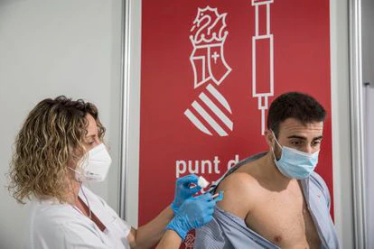 Un joven recibe la vacuna en el Museu de les Ciències.