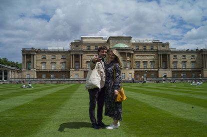 Visitantes en los jardines de Buckingham este verano.