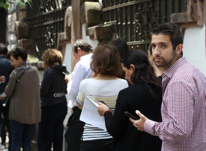 David, un joven de 21 años nacido en la capital mexicana, espera su turno el pasado 30 de septiembre, en las últimas horas del plazo para solicitar la nacionalidad española a los descendientes de sefardíes.