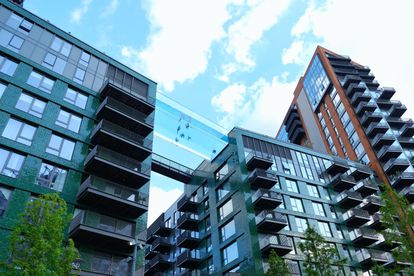 Los residentes del complejo de viviendas Embassy Gardens en la Sky Pool, en Nine Elms, Londres.