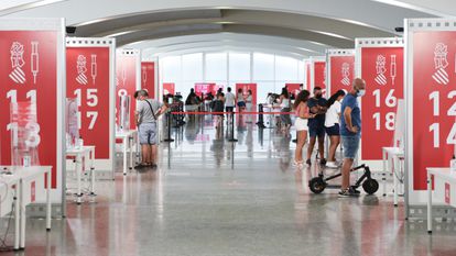 Vacunación de los menores de 12 a 16 años con la primera dosis de Moderna en la Ciudad de las Artes, Valencia, el 16 de agosto de 2021.