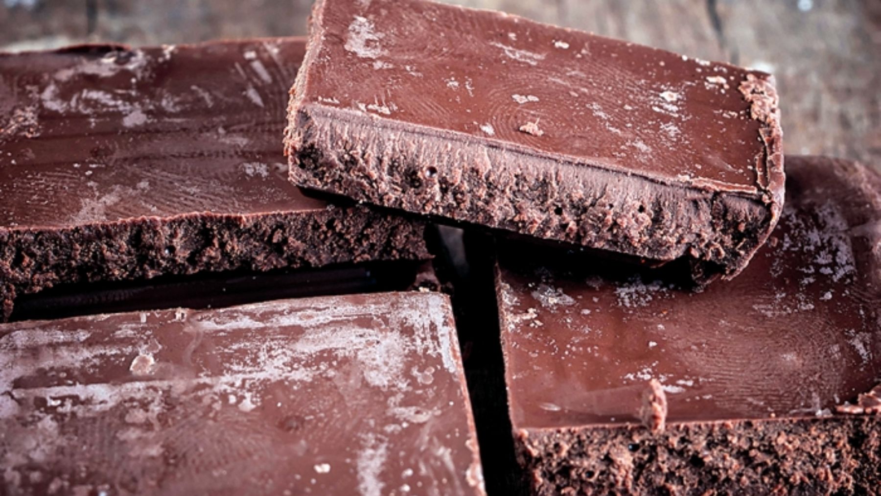 ¿Qué es el polvo blanco que aparece a veces en el chocolate?