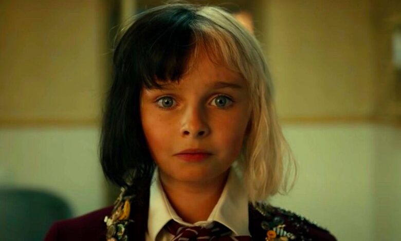 ¿Quién interpreta a la joven Cruella en la película de Emma Stone (ambas actrices)?