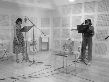 Sesión de grabación del podcast Santuario con Rocío León y Aura Garrido.