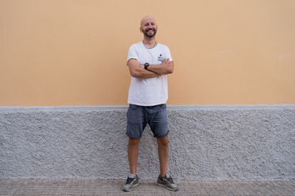 Francesco Bondanini vino desde Granada a Melilla y empezó trabajando con los chavales que esperan regular su situación en el CETI, el Centro de Estancia Temporal de Inmigrantes, donde impartía talleres de fotografía y pintura. “Adoro el clima de la ciudad. Y que puedo ir en pantalón corto y camiseta a todas partes. Es la vida que quiero para mí, el trabajo continuo en la calle”, relata.