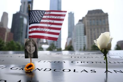 Una bandera y una flor recuerdan el cumpleaños de una de las víctimas del 11-S, en el memorial en la Zona Cero de Nueva York el 31 de agosto.