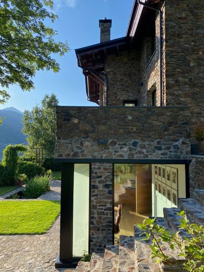 Exterior de la Casa-Galería Alta en los pirineos andorranos.