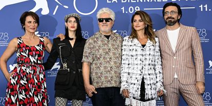 Desde la izquierda, Aitana Sanchéz Gijón, Milena Smit, Pedro Almodóvar, Penélope Cruz e Israel Elejalde en la presentación matinal de 'Madres paralelas'.