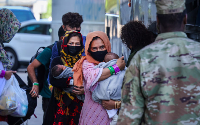 Perseguidas por los hombres que encarcelaron, 250 juezas afganas buscan escapar
