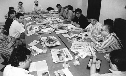 Gabriel García Márquez, a la derecha, dirige un taller en la Fundación para el Nuevo Periodismo Iberoamericano, en Cartagena de Indias en 1998