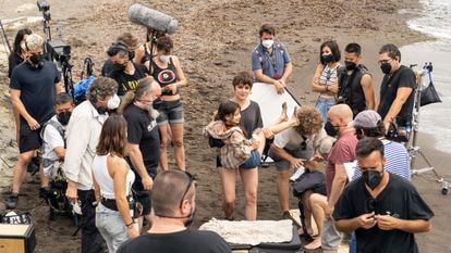 Adriana Ugarte con Cosette Silguero en brazos (en el centro), durante el rodaje de 'Heridas' en Andalucía.