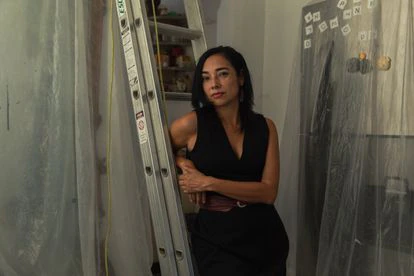 La artista Sandra Calvo en su estudio de Ciudad de México.