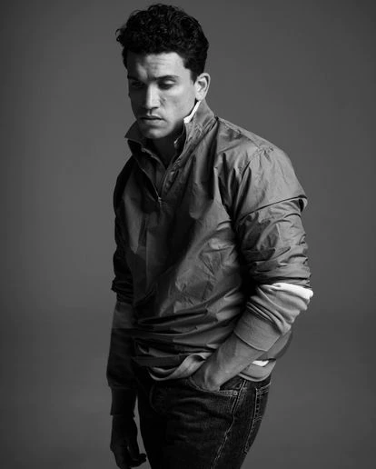 Jaime Lorente lleva cortavientos Hermès, vaqueros Levi’s y polo Quality Sportswear Vintage.