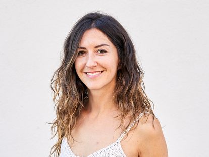 Con entusiasmo, la terapeuta ocupacional Sara Molina sostiene que al mundo de la salud mental se acercó con las tripas. Al poco tiempo de recalar en Casa Verde se enamoró de su trabajo. “Aprendes poco a poco a acompañar a estas personas heridas. Con los niños es muy rápida la sensación de que se previene, de que se cambian las cosas. Te das cuenta de que aquí sí funciona”, asegura.