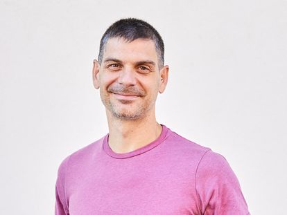 Carlos Rodríguez recuerda la primera casa que tuvieron, un local pequeñito en el distrito de Puente de Vallecas (Madrid). “Nos hemos ido adaptando. Pero el espacio se vive como un lugar seguro y libre de cuestionamientos. Es una pena que solo podamos trabajar con gente de Vallecas. El modelo tiene que expandirse”, afirma.