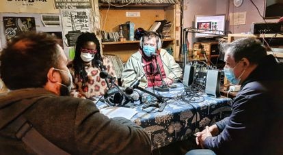 Radio Nikosia en plena grabación.