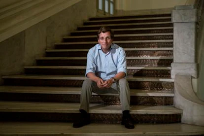 Jose Luis Martínez-Almeida, en las escaleras del Palacio de Cibeles. 