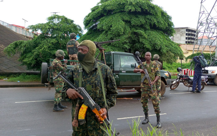 Líder golpista de Guinea prohíbe a funcionarios gubernamentales viajes al exterior