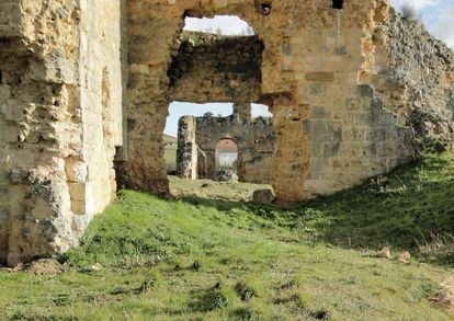 En total se han retirado 3.000 toneladas de tierra y escombros para liberar los muros y consolidar los pasos y los arcos del monumento.