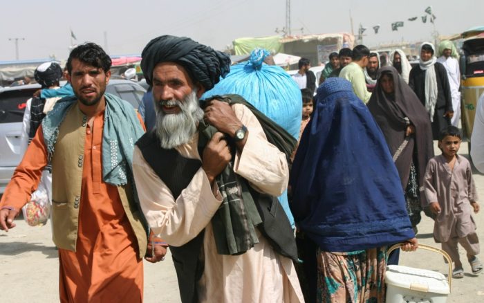 Los talibanes prohíben a población salir de Afganistán hasta que configuren gobierno