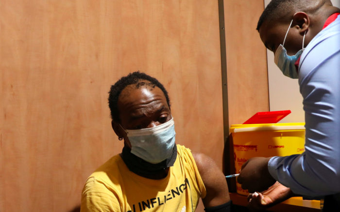 Piden a países ricos que den vacunas a África en vez de acumularlas para terceras dosis