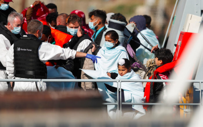 Reino Unido amenaza con enviar barcos de inmigrantes de vuelta a Francia