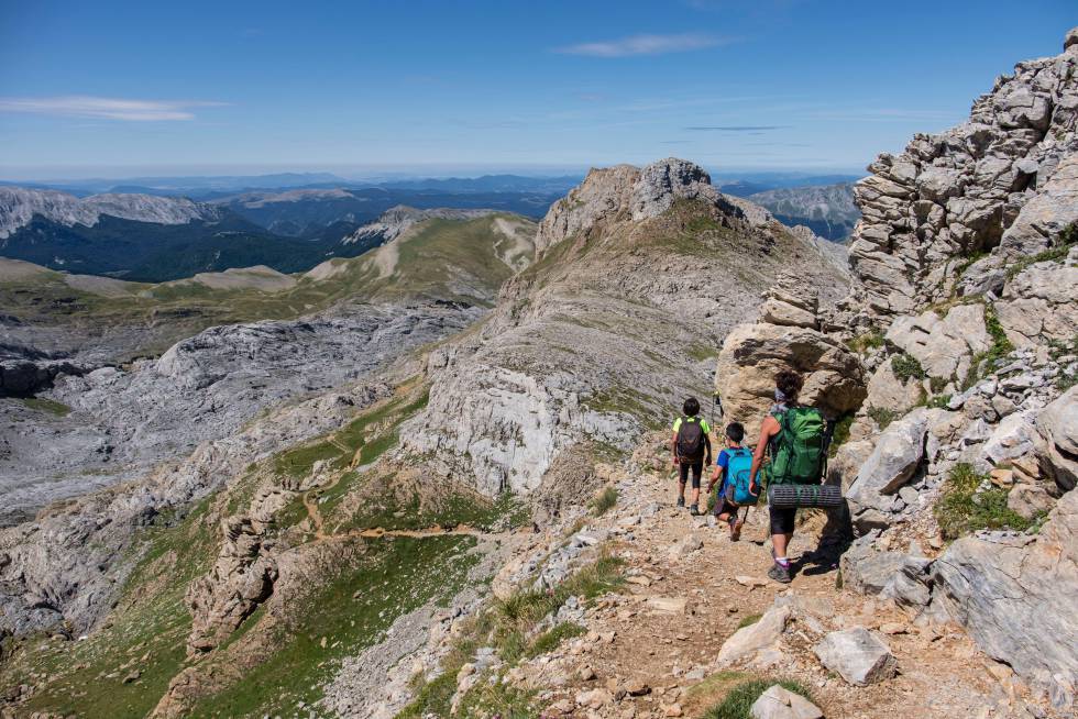 Una familia asciende la cima de la Mesa de los Tres Reyes , que con una altura de 2.442 metros es el techo de Navarra.