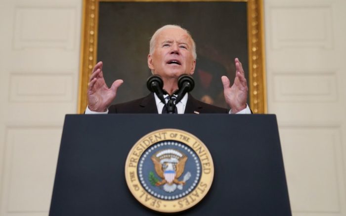 Biden ordena vacunación obligatoria para empresas con más de 100 empleados
